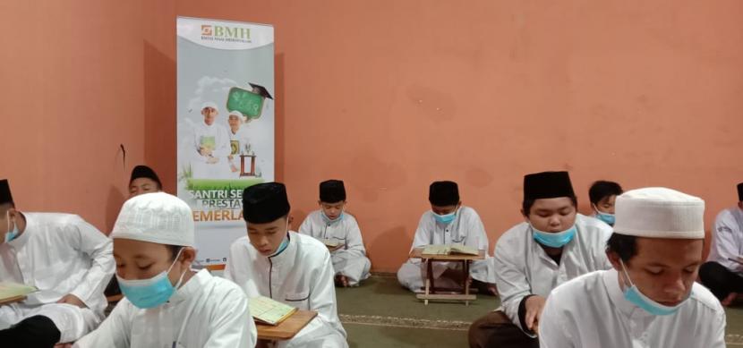 Para santri Pesantren Tahfidz Cahaya Alquran Yogyakarta merayakan peringatan Hari Santri Nasional (HSN) 2020 dengan melaksanakan khataman Alquran dan buka puasa bersama, Kamis (22/10).
