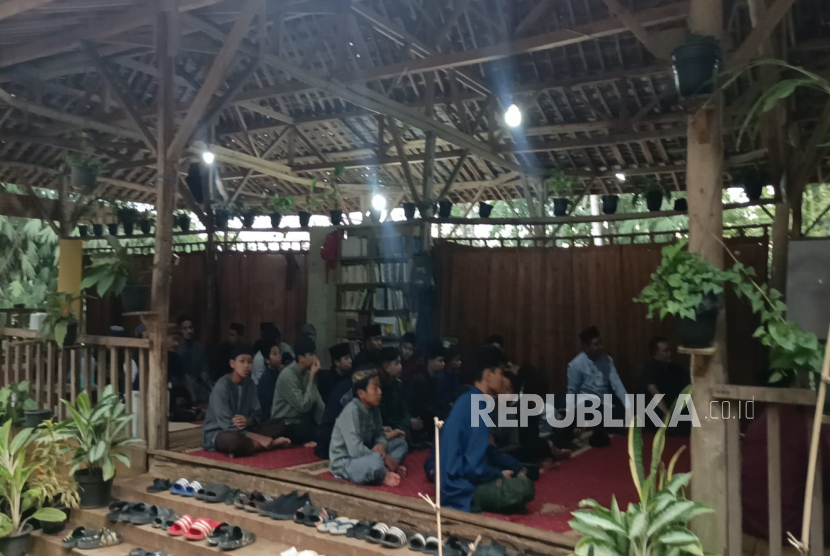 Para Santri Pondok Pesantren Alam Maroko, Cihampelas, Kabupaten Bandung Barat (KBB), Jawa Barat Mendapatkan Pengetahuan Tambahan Aeputar Wawasan Kebangsaan.