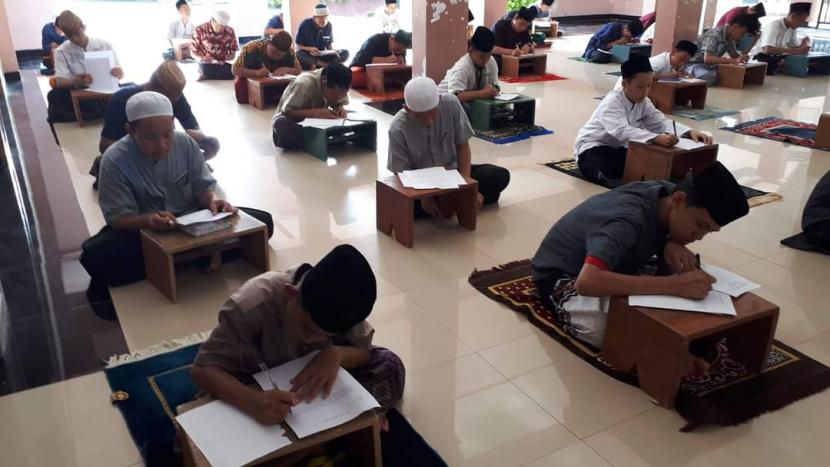 Santri Pondok Pesantren Darul Akhyar Parungbingung mengikuti kajian kitab kuning (ilustrasi). Belajar agama mesti didukung dengan bimbingan ulama mumpuni 