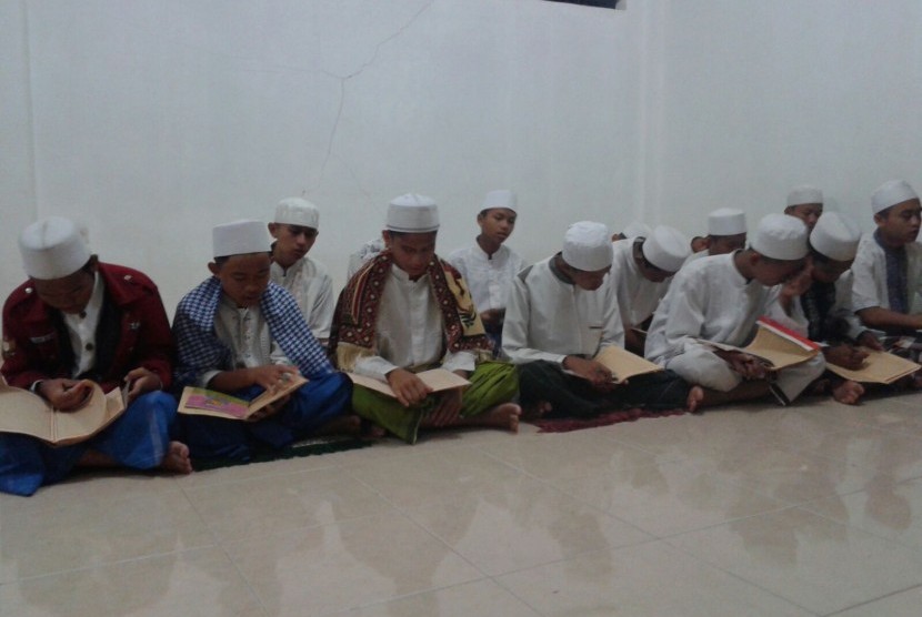 Para santri Ponpes Madinatul Qur'an Sawangan Depok, Jawa Barat, rutin mengkaji kitab 'Fathul Qarib' setiap Kamis pagi.