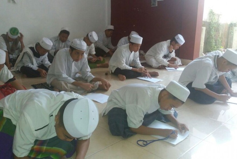 Para santri Ponpes Madinatul Quran berlatih mengerjakan soal berbahasa Arab.