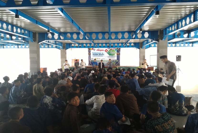 Para santri Ponpes Modern Ummul Quro Al Islami Bogor, Jawa Barat,  sangat antusias mengikuti talk show IBF Goes To Pesantren di Ponpes Ummul Quro Bogor, Ahad (10/1). IBF ke-15 tahun 2016 akan digelar di Istora Gelora Bung Karno Senayan, Jakarta, 26 Februari hingga 6 Maret 2016.
