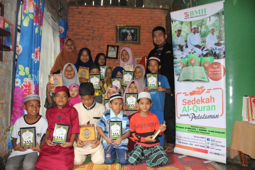 Para santri Rumah Quran Pagurawan bahagia menerima program Sedekah Quran dari BMH.