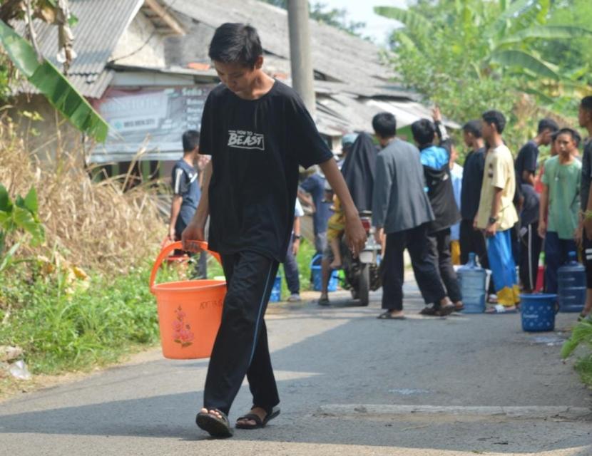 Para Santri Sekolah Cendekia Baznas melakukan aksi berbagi air untuk warga di Kecamatan Cibungbulang, Kabupaten Bogor, Jawa Barat. 