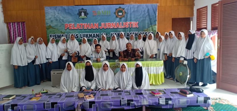 Para santriwati peserta pelatihan jurnalistik berfoto bersama dengan nara sumber, Imam Nawawi.