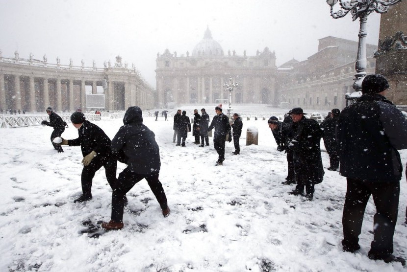 Para seminaris bermain lempar bola salju di St Peter Square, Vatikan, Italia, Senin (26/2).