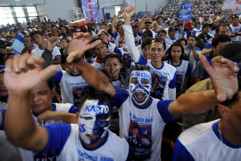 Para simpatisan mengikuti kampanye Partai Demokrat di GOR Cempaka Putih, Jakarta, Sabtu (22/3). (Republika/Aditya Pradana Putra)