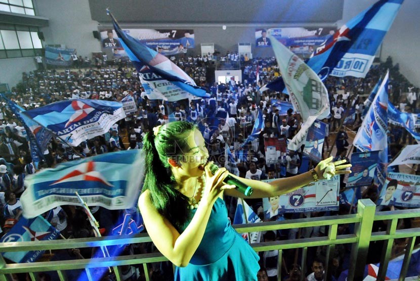  Penyanyi dangdut menghibur massa simpatisan Partai Demokrat dalam kampanye di GOR Cempaka Putih, Jakarta, Sabtu (22/3).  (Republika/Aditya Pradana Putra)