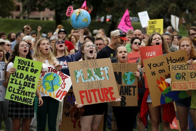 Para siswa berdemonstrasi menuntut pemimpin dunia mengatasi perubahan iklim di Kansas City, Missouri, Jumat (20/9).