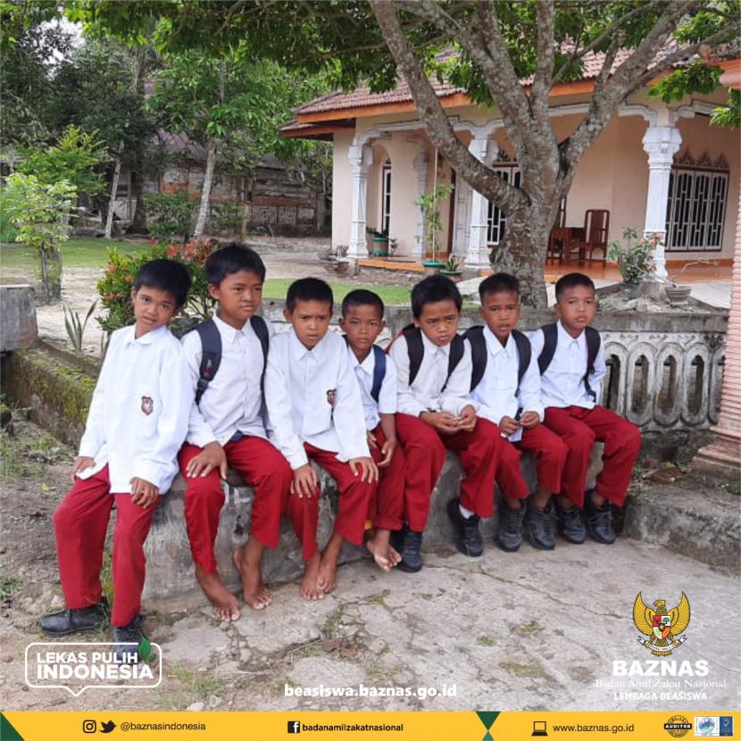 Para siswa dampingan Lembaga Beasiswa Baznas (LBB) di Suku Anak Dalam, Jambi, kembali bersekolah secara tatap muka.