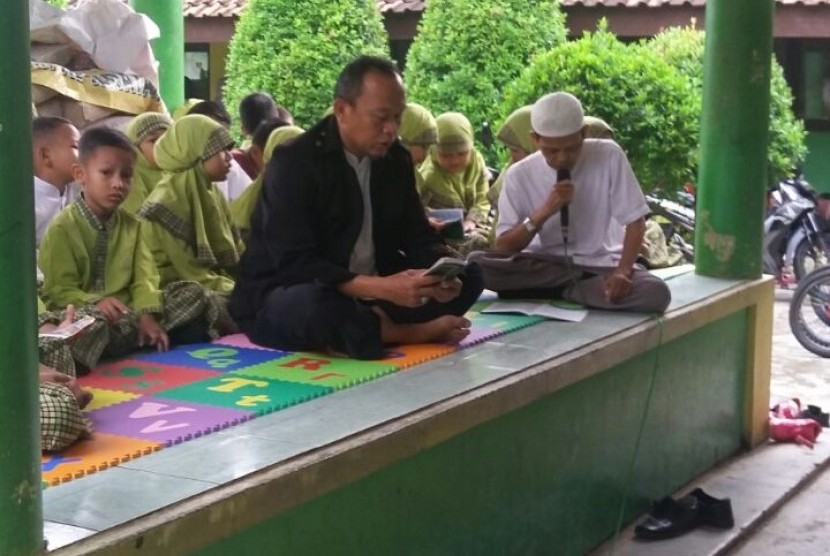 Para siswa dan guru Madrasah Ibtidaiyah (MI) Al-Hidayah Rawadenok, Depok, Jawa Barat membaca Ratib Al-Hadad setiap Jumat pagi.