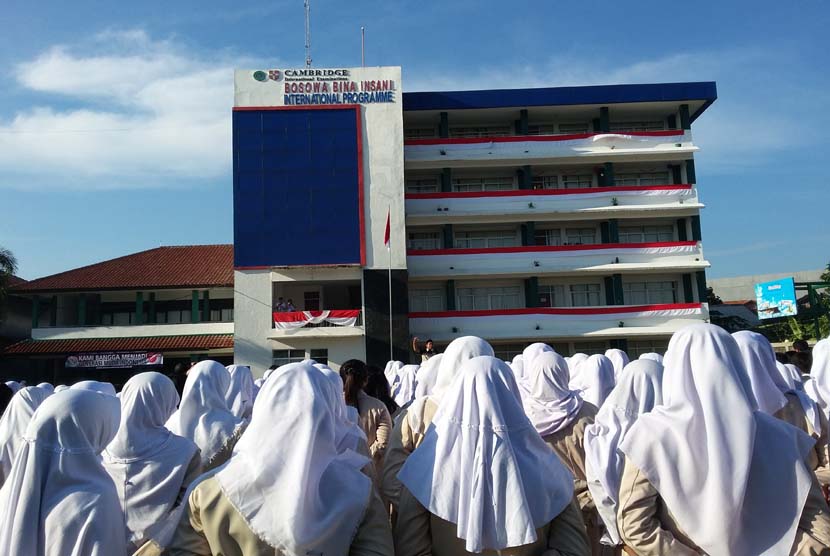 Para siswa dan guru Sekolah Bosowa Bina Insani (SBBI) Bogor melaksanakan upacara peringatan HUT Kemerdekaan RI yang ke-71, Rabu (17/8/2016).