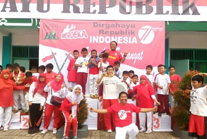para siswa dan guru Sekolah Dasar Bina Ilmu Parung Bogor menyemarakkan peringatan HUT RI ke-71