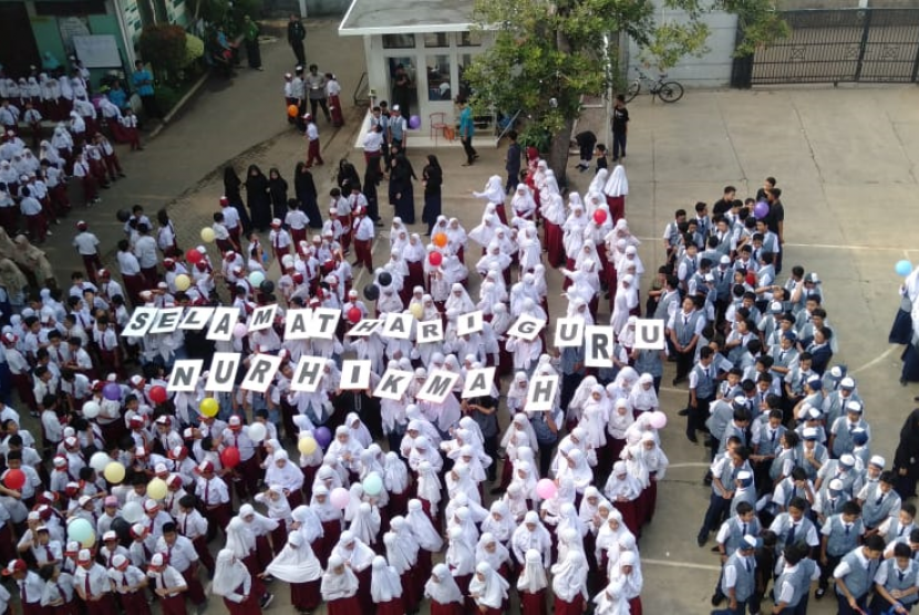 Para siswa dan guru Sekolah Nur Hikmah Bekasi meyarakan Hari Guru.