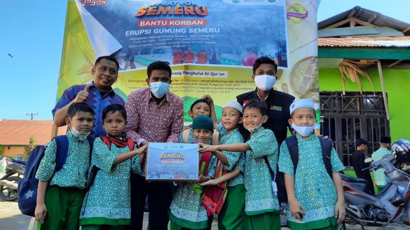 Para siswa dan siswi SD dan SMP Integral Al Furqan Hidayatullah Mamuju, Sulawesi Barat,  menggalang dana untuk membantu korban erupsi Semeru, Kamis (9/12).