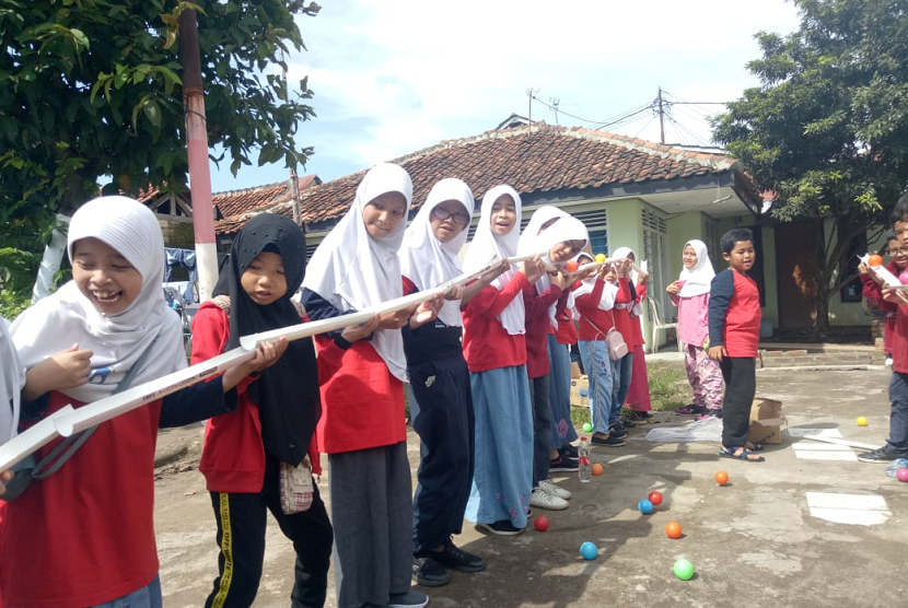 Para siswa dari KPM Bekasi belajar di Kampung Matematika Laladon.