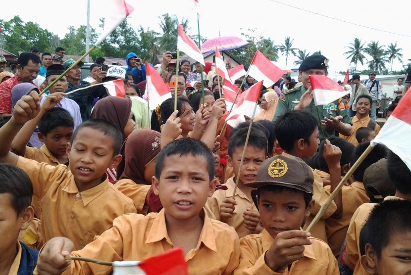 Para siswa di perbatasan di Desa Temajuk, Kecamatan Paloh, Kabupaten Sambas, Kalimantan Barat.