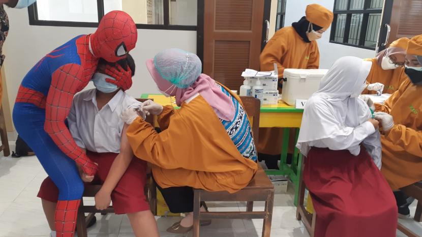 Para siswa di SD Negeri Kleco I dan II, Solo, Jawa Tengah, mengikuti vaksinasi Covid-19, Selasa (21/12). Pemkot Solo mulai melaksanakan vaksinasi untuk anak usia 6-11 tahun pada Selasa.