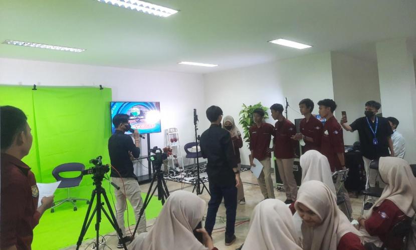 Para siswa diajak praktik membuat program acara TV sendiri dalam BSI Digination.