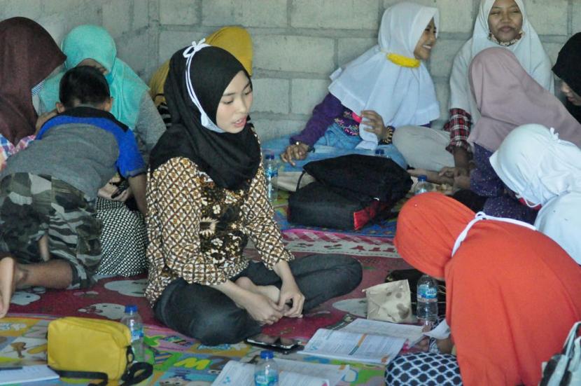 Para siswa jenjang SD hingga SMP di lingkungan Kobongan, Kelurahan/ Kecamatan Pringapus, Kabupaten Semarang mengikuti kegiatan bimbingan pembelajaran jarak jauh (PJJ) dari para relawan Komunitas k’Ngen, di gudang sederhana yang ada di lingkungan mereka (ilustrasi)