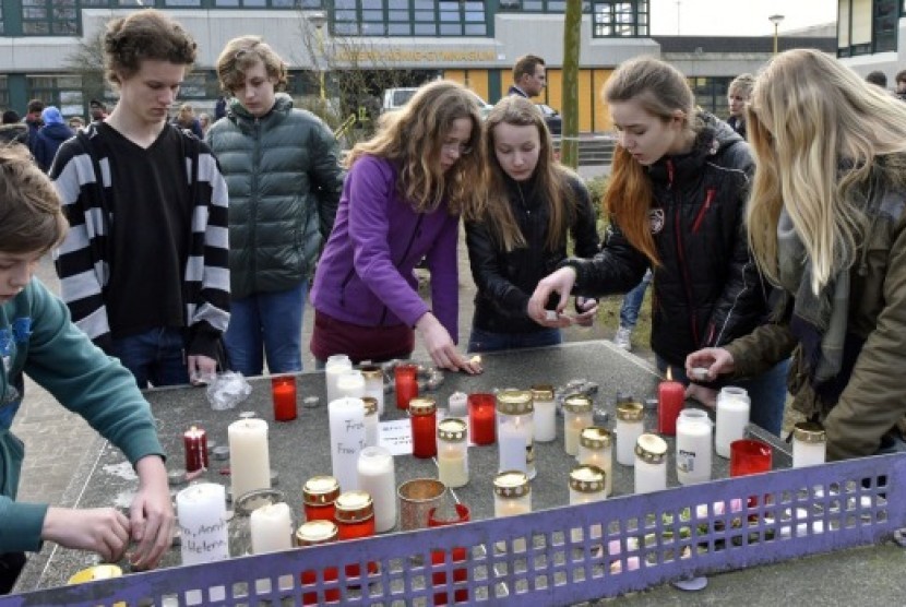 Para siswa Joseph-Koenig Gymnasium di Haltern, Jerman menyalakan lilin mengenang tewasnya 16 siswa sekolah tersebut dan dua guru mereka dalam kecelakaan pesawat Germanwings