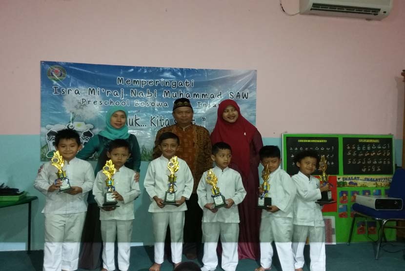 Para siswa KB-TK Bosowa Bina Insani pemenang lomba menerima hadiah berupa VCD Islam dan piala.