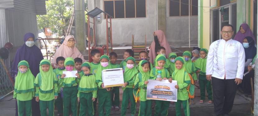 Para siswa KB-TK Yaa Bunayya 2 Surakarta mengumpulkan dana untuk korban erupsi Semeru, Senin (13/12).