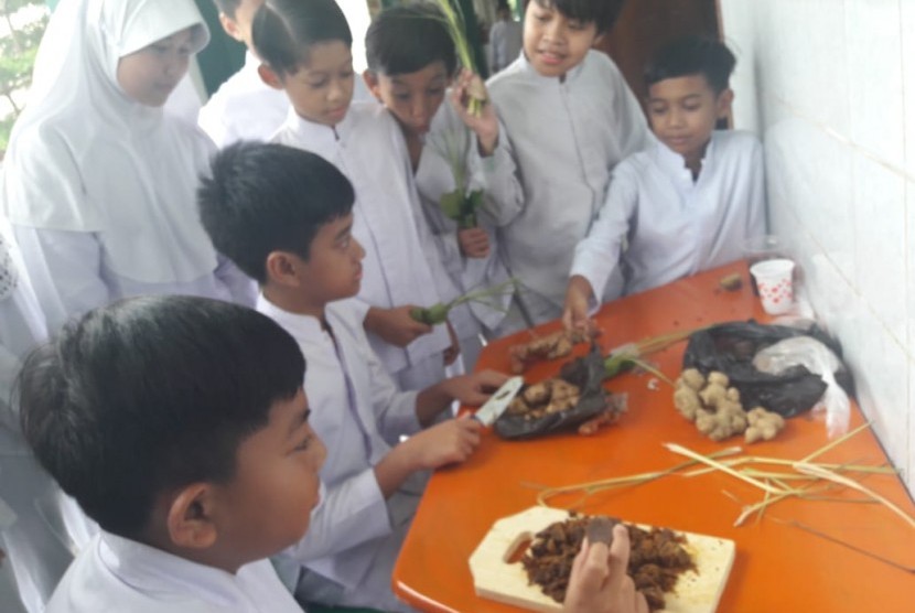 Para siswa kelas 5 SD Bosowa Bina Insani, Bogor, mempraktikkan cara pembuatan wedang jahe.