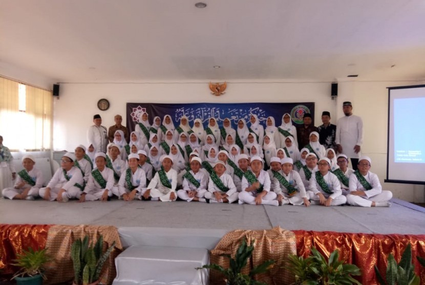 Para siswa  kelas 6 SD Bosowa Bina Insani mengikuti wisuda Tilawati.