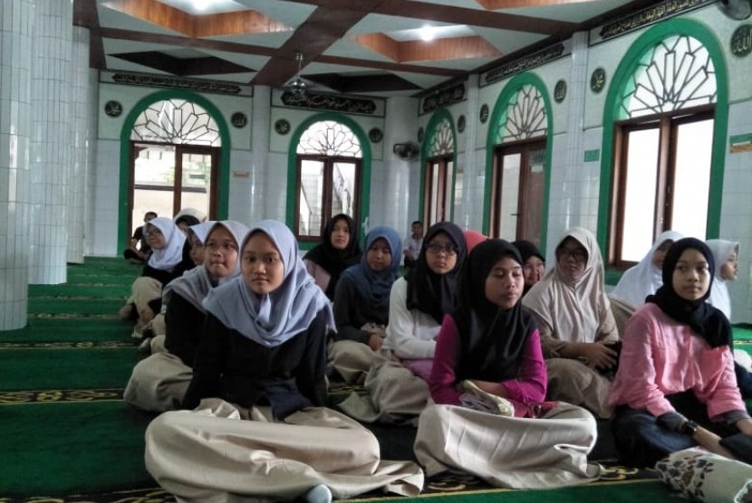 Para siswa kelas 7 SMP Bosowa  Bina Insani (BBI) mengikuti Malam Bina Iman dan Takwa (Mabit).