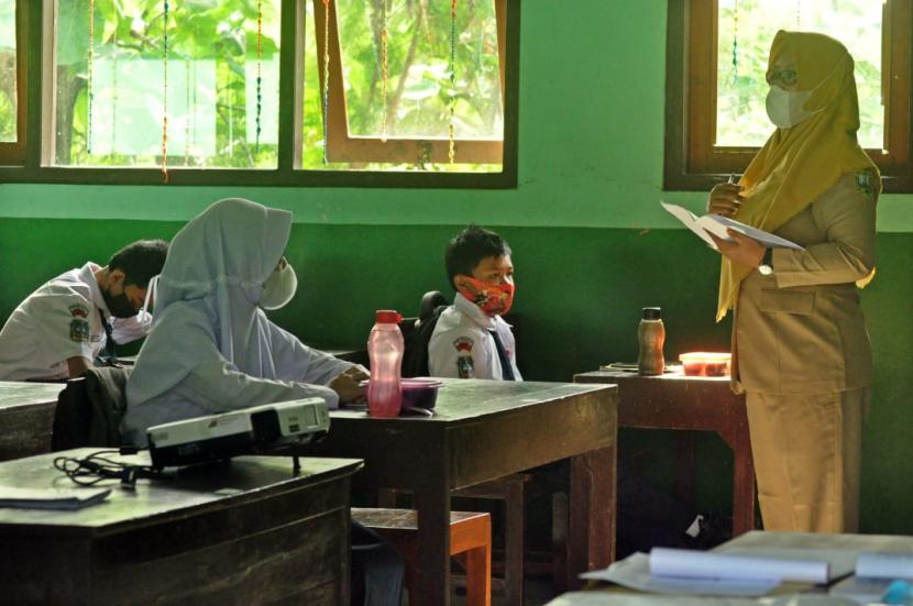Para siswa kelas VII SMPN 4 Ungaran, kabupaten Semarang mengikuti pembelajaran tatap muka (PTM) di sekolah, Senin (30/8). Sebanyak 52 SMP negeri, 49 SMP swasta, 455 SD negeri dan 28 SD swasta yang ada di Kabupaten Semarang, hari ini menggelar PTM serentak terbatas dan menerapkan protokol kesehatan ketat.