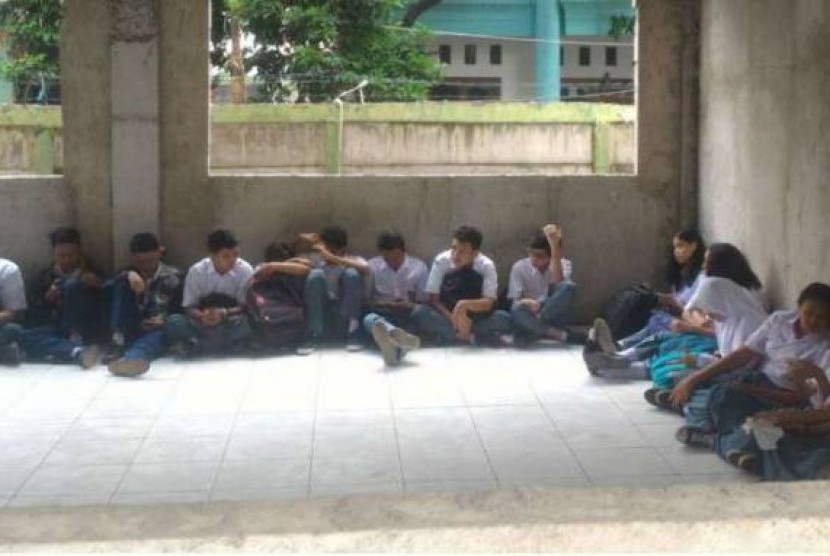 Para siswa korban penerimaan siswa baru melalui calo di Depok duduk di ruang kelas SMA 11 Depok, Rabu (31/8)