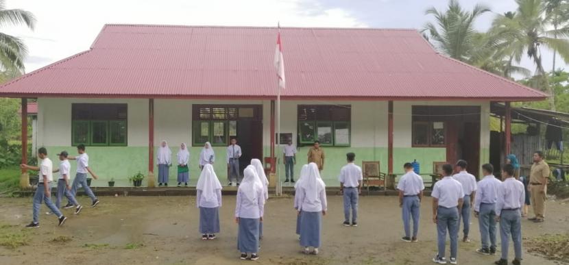 Para siswa MA Darul Ulum di Kecamatan Sikakap, Kabupaten Mentawai, melaksanakan upacara bendera. Foto ini diambil sebelum pandemi Covid-19.