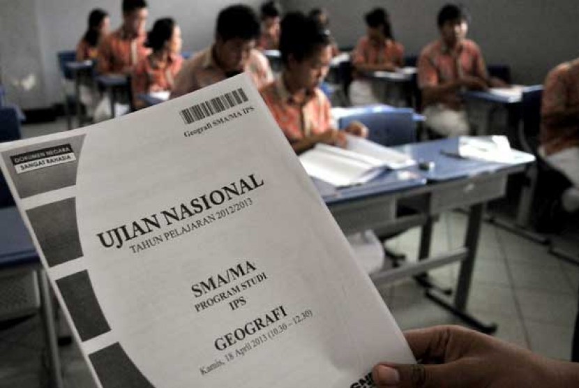 Para siswa mengikuti pelaksanaan ujian nasional (UN) di Jakarta, Kamis (18/4).