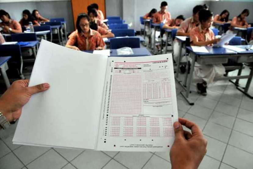 Para siswa mengikuti pelaksanaan ujian nasional (UN) di Jakarta, Kamis (18/4).