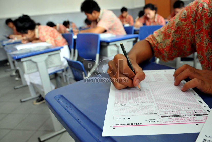  Para siswa mengikuti pelaksanaan ujian nasional (UN) hari terakhir di ruang kelas SMUN 1 Jakarta, Kamis (18/4).   (Republika/Prayogi)