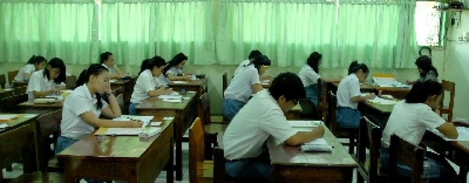 Para siswa mengikuti Ujian Nasional