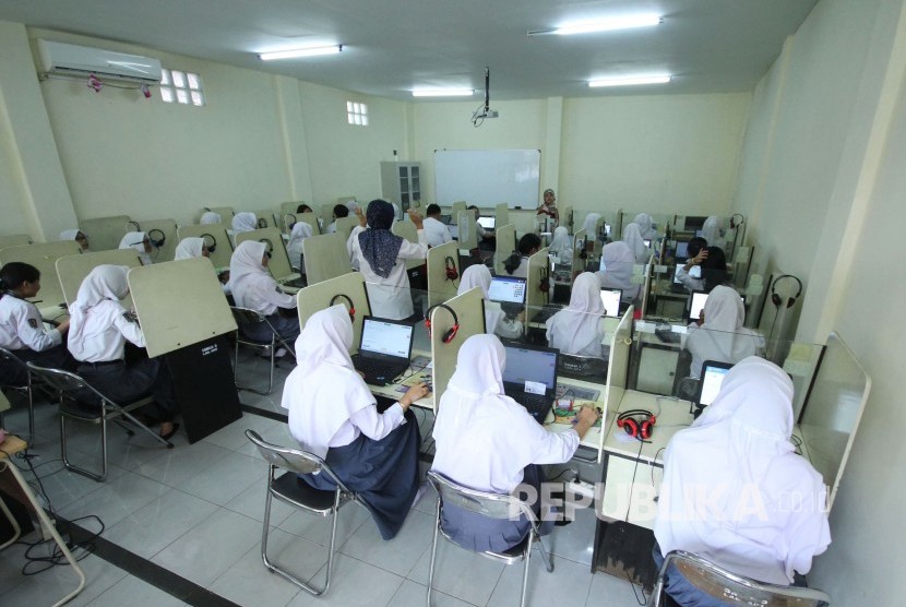 Para siswa mengikuti Ujian Nasional Berbasis Komputer (UNBK) di SMKN 3 Bandung, Jalan Solontongan, Kota Bandung, Rabu (27/3).