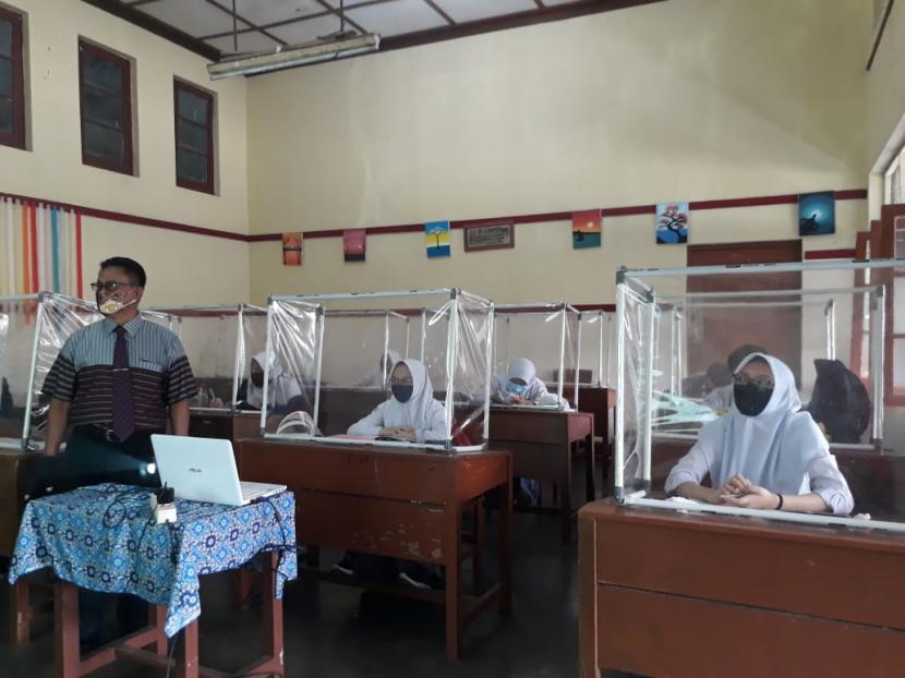 Para siswa mengikuti ujicoba pembelajaran tatap muka di SMA Negeri 4 Kota Sukabumi, Selasa (8/9).