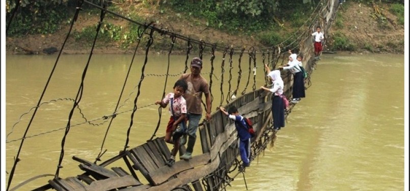 Para Siswa menyeberangi sungai saat akan bersekolah