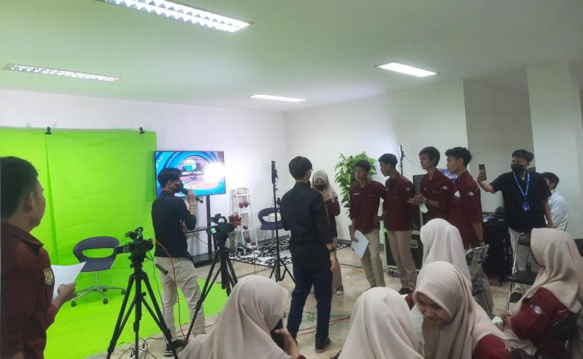 Para siswa peserta BSI Digination antusias ikuti praktik membuat program TV dan radio.