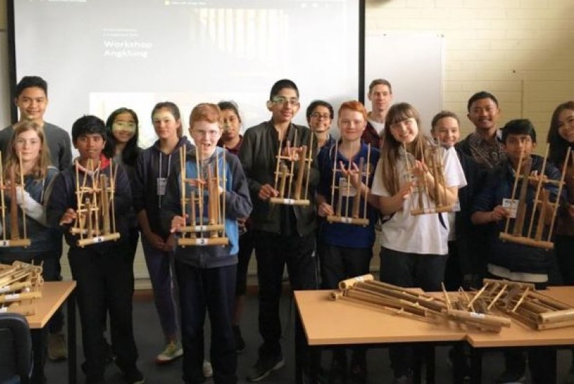 Para siswa peserta workshop musik angklung.