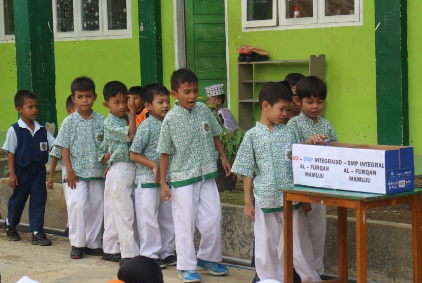 Para siswa SD Al Furqan Mamuju, Sulawesi Barat,  mengumpulkan sumbangan untuk korban banjir di Sulawesi Selatan.
