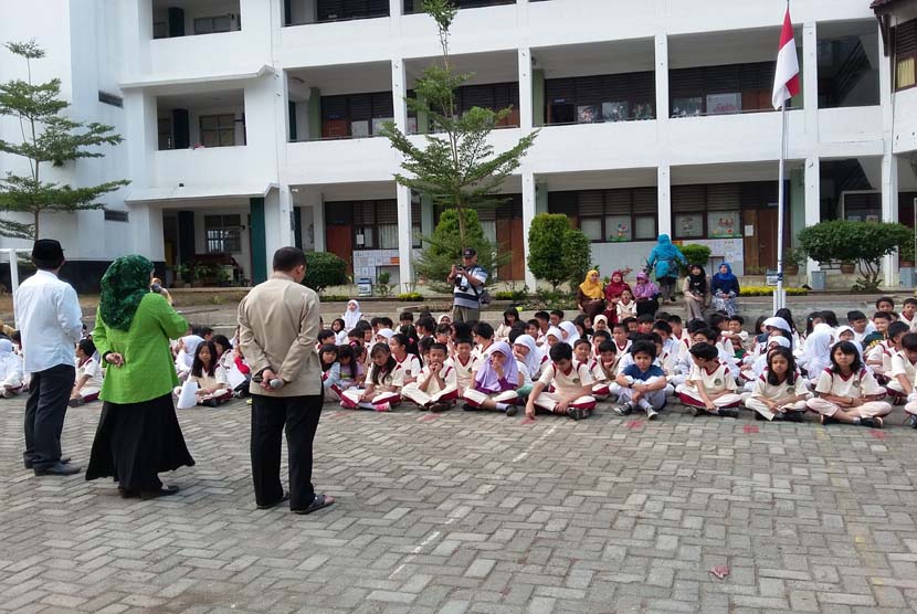 Para siswa SD Bosowa Bina Insani mendengarkan penjelasan mengenai tata cara pemotongan hewan kurban di Bogor, Jumat (25/9).