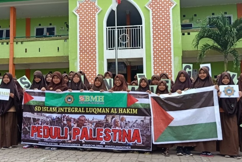 Para siswa  SD Islam Integral Luqman Al-Hakim Batam mengumpulkan donasi untuk rakyat Palestina.
