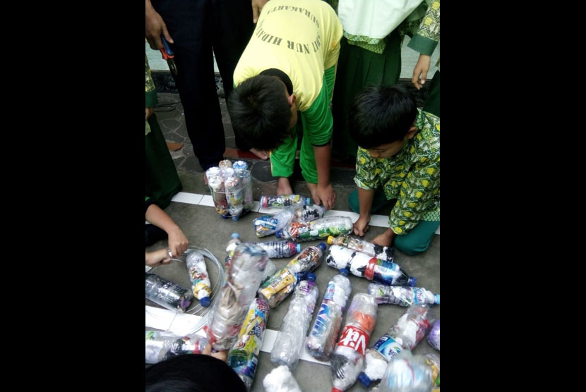 Para siswa SD Islam Terpadu Nur Hidayah Solo memperingati Hari Anak Nasional 2019 dengan kegiatan peduli lingkungan memanfaatkan sampah plastik, Selasa (23/7). 
