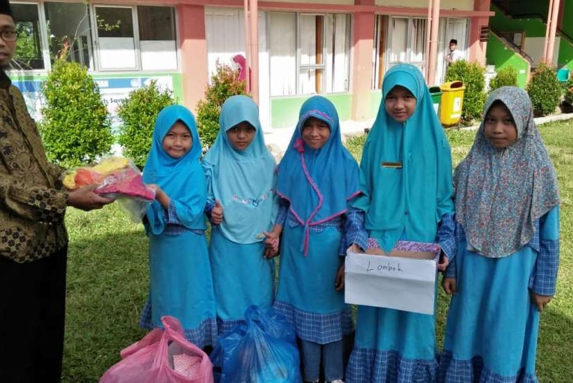 Para siswa SD Qu Ar Risalah mengumpulkan donasi untuk korban gempa Lombok, Nusa Tenggara Barat (NTB).