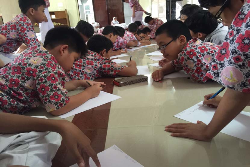 Para siswa SDIT Al-Hikmah Mampang, Jakarta Selatan, sangat antusias mengikuti workshop penulisan yang diadakan oleh Panitia IBF 2016, Rabu (3/2).