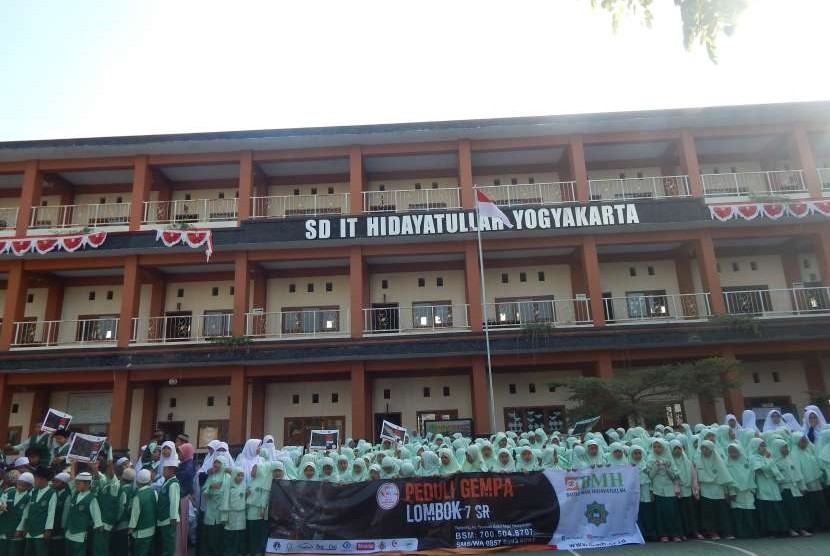 Para siswa SDIT Hidayatullah Yogyakarta melakukan penggalangan dana peduli gempa Lombok.