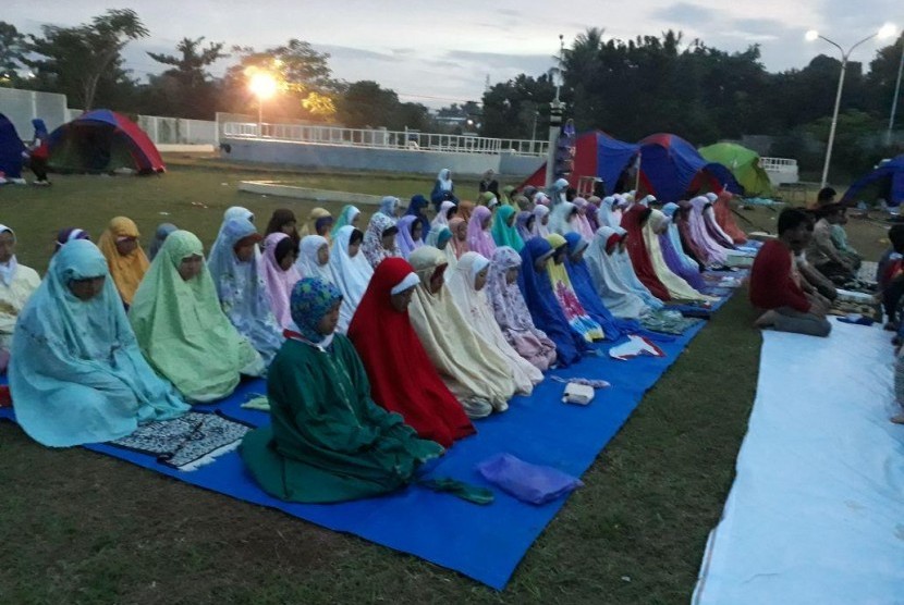   Para siswa SDIT Miftahul Ulum Gandul Cinere Depok melaksanakan shalat Syuruq, Selasa (21/11) di Sapadia Bogor.